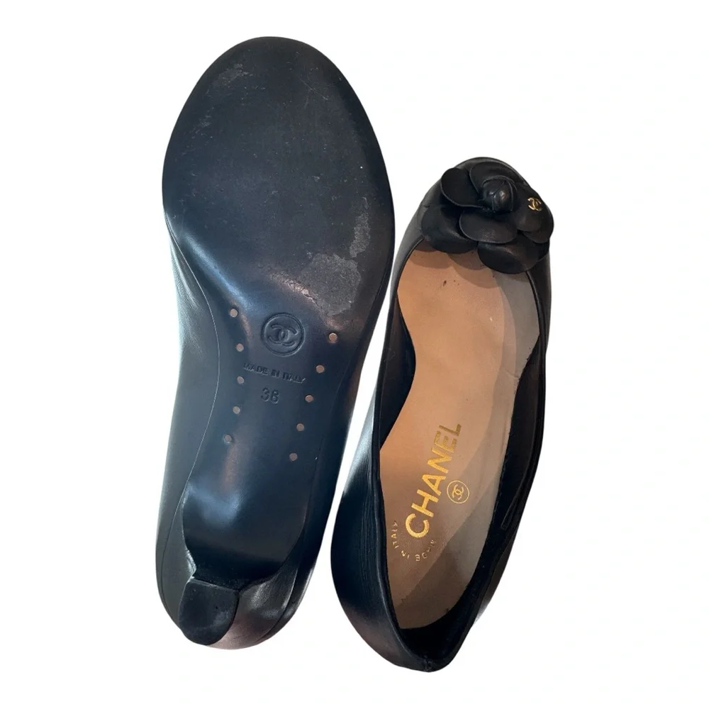 CHANEL Black Leather Camellia pumps - Picture 4 of 4